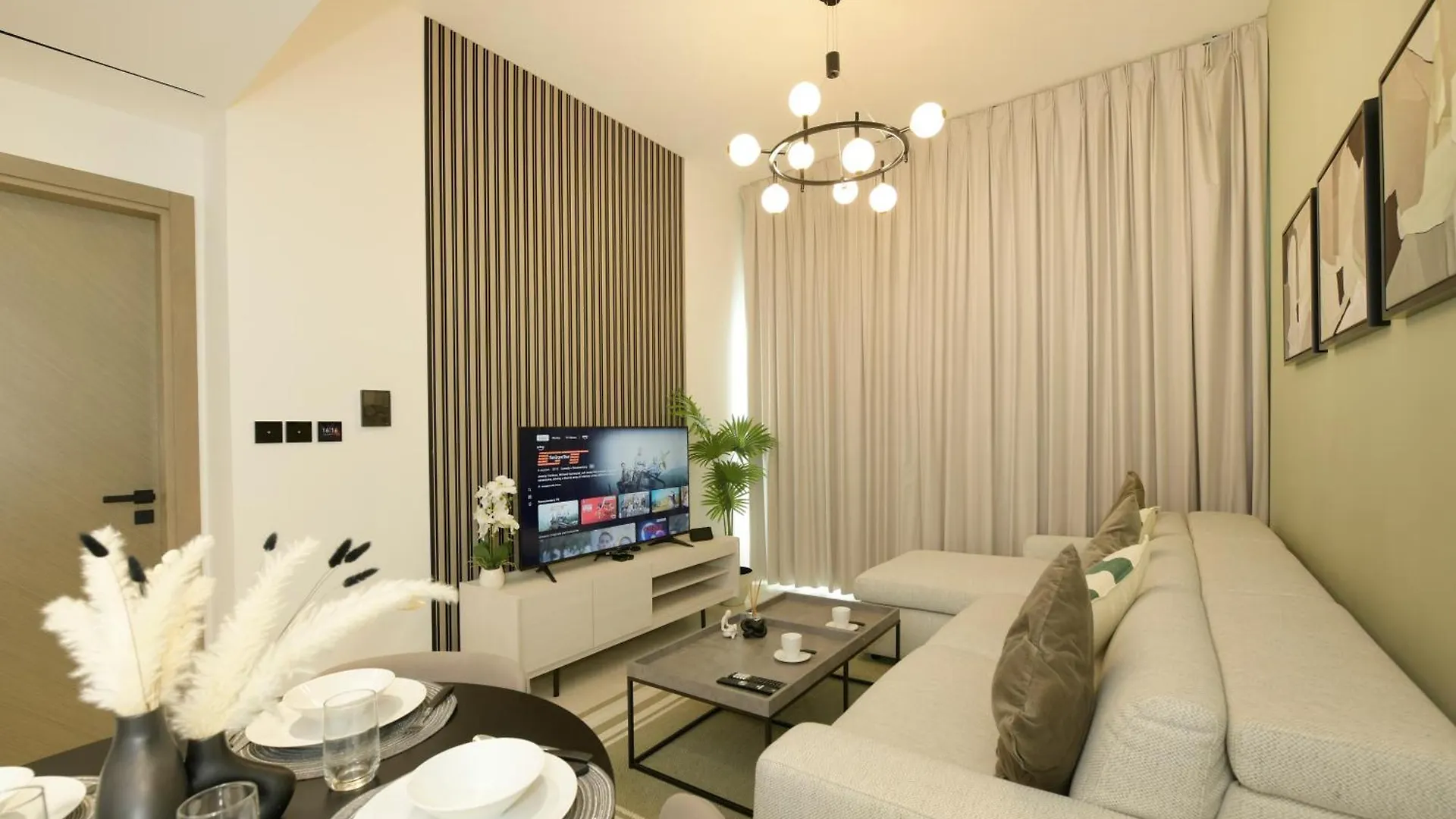 Burj Khalifa Poolview 1Br Apartment For 4 People Dubai