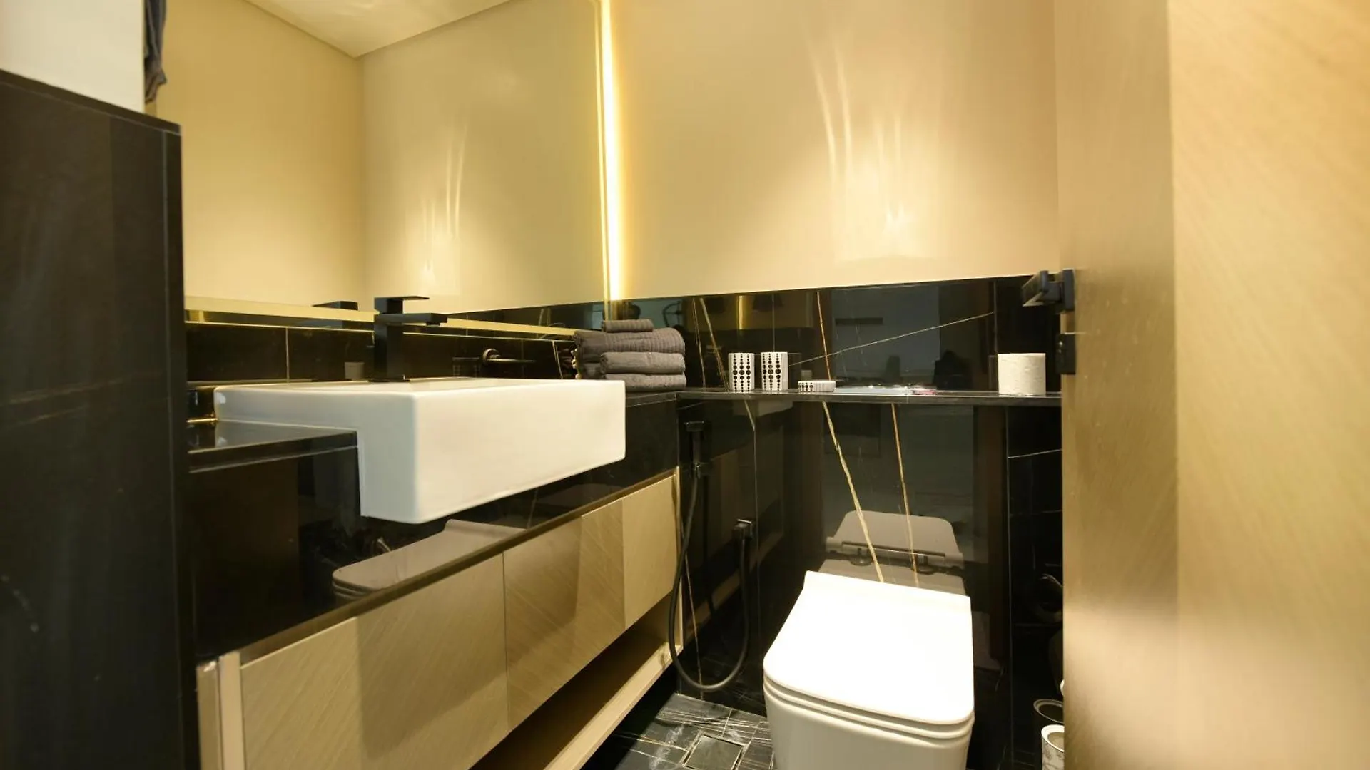 Burj Khalifa Poolview 1Br Apartment For 4 People Dubai